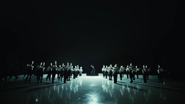 Aimer with a marching band in the Taiyō ga Noboranai Sekai music video.