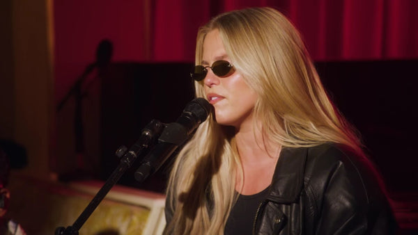 Reneé Rapp singing live.